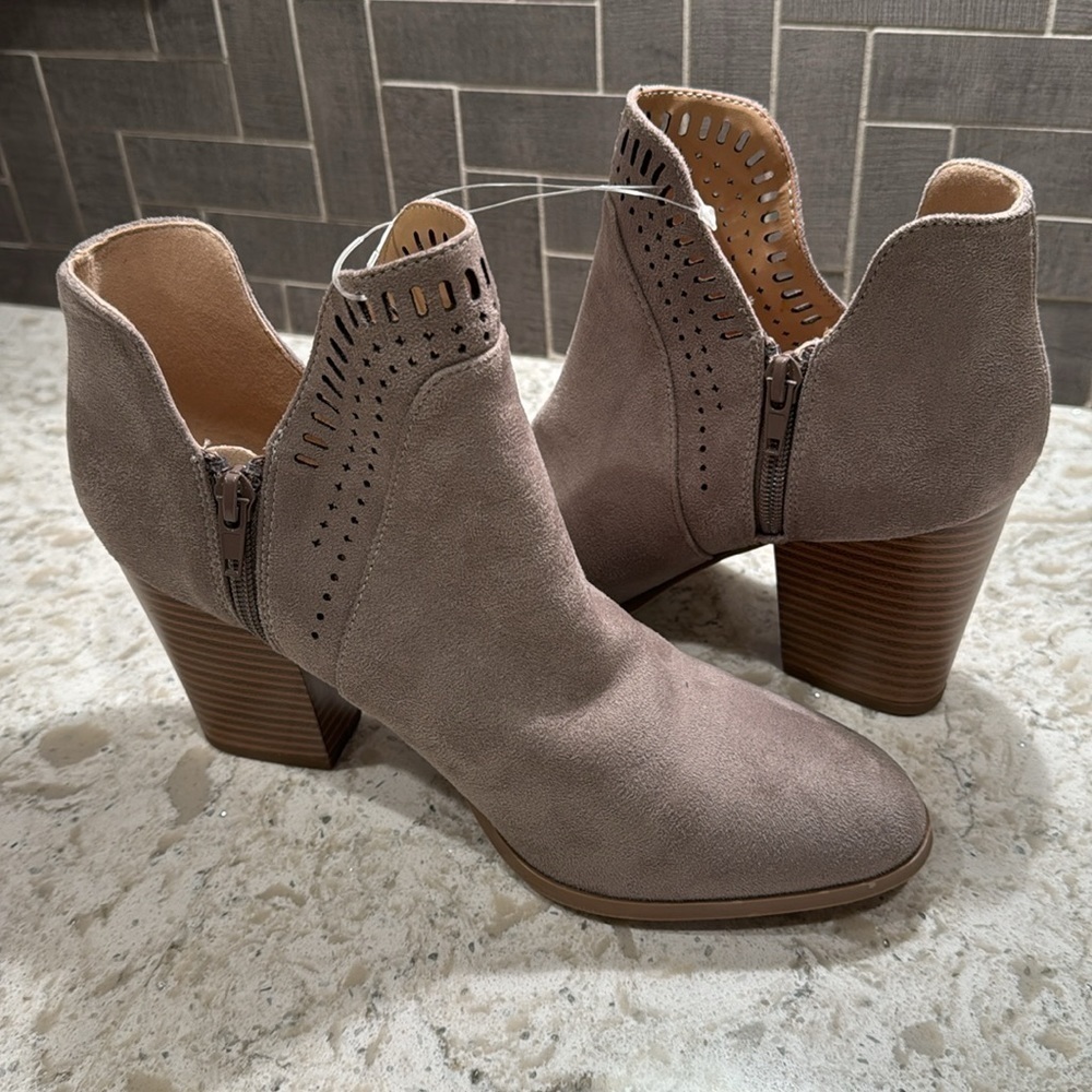 NEW~TAUPE~LASER CUT TRIM~V-CUT SIDES~3 1/2” STACKED HEELS~ CUSHIONED FOOTBED~BR - Picture 5 of 13